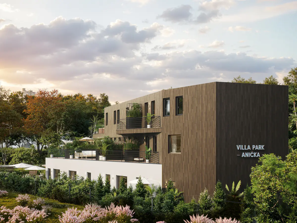 Villa Park Anička – drevená fasáda a terasy so zeleňou pri západe slnka
